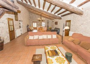 sala de estar con sofá y tablero de ajedrez en Turismo Rural Can Massot, en Darnius