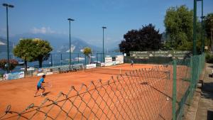 Tenis a/nebo squash v ubytování Red Apartment - Residenza Silvana nebo okolí