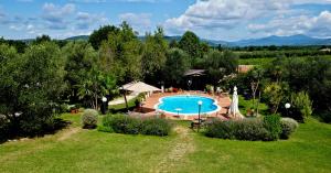 Bazén v ubytovaní Agriturismo San Giacomo alebo v jeho blízkosti