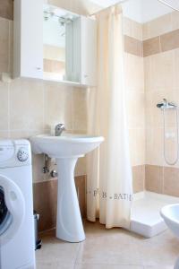łazienka z umywalką i zasłoną prysznicową w obiekcie Apartment San Elena w Rovinj
