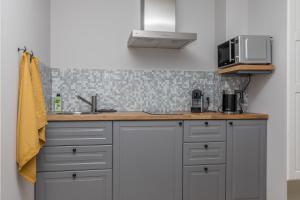 Kuchyň nebo kuchyňský kout v ubytování De Herberg Appartementen