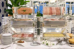 uma linha de buffet com carne e outros alimentos em Hotel Continental em Sorrento