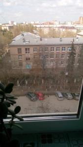 ウファにあるApartment on Levchenko 8の窓から駐車場の景色を望めます。