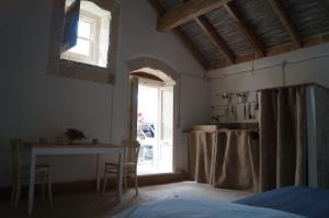 un soggiorno con un tavolo e una finestra di la chiesetta a Nardò Altre 19 foto