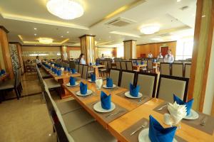 A restaurant or other place to eat at Blue Wave Hotel