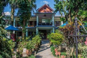 Vrt pred nastanitvijo Yeti Guest House