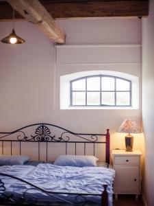 1 dormitorio con 2 camas y ventana en Lyckås Gårds Gästboende, en Höganäs