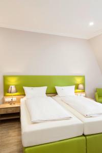 Postel nebo postele na pokoji v ubytování Hotel Engelbert
