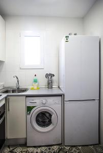 ロスピタレート・デ・リョブレガートにあるCamp Nou Apartmentのキッチン(洗濯機、冷蔵庫付)