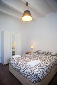 ロスピタレート・デ・リョブレガートにあるCamp Nou Apartmentのベッドルーム1室(大型ベッド1台付)