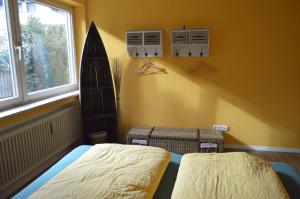 1 dormitorio con 2 camas y ventana en Yeti Lux - Art Appartement en Garmisch-Partenkirchen
