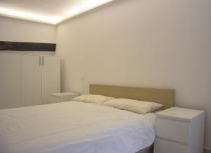 1 dormitorio con 1 cama con sábanas blancas en U' Vascio - Centro Storico, en Castellabate