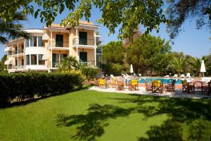 Bazén v ubytování Adani Hotel nebo v jeho okolí