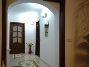 a hallway with a door and a vase of flowers at Vila Vlad in Târgu Neamț +6 photos