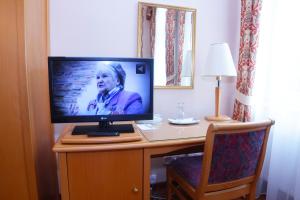 Televiisor ja/või meelelahutuskeskus majutusasutuses Hotel Pavlov