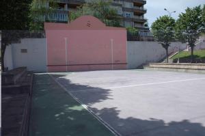 Tenis alebo squash v ubytovaní Albergue Trinkete Etxea alebo jeho okolí
