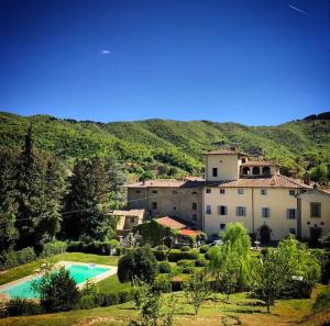 a view of a house and a swimming pool at Villa I Bossi in Arezzo