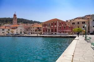 ein Fluss in einer Stadt mit einem roten Gebäude in der Unterkunft House Tea in Pučišća