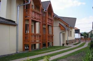 The building in which a vendégházakat is located