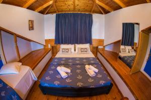 a bedroom with two beds in a room at Villa Panorama in Keri