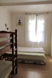 - une chambre avec un lit et une fenêtre dans l'établissement Parisgaja, à Maisons-Alfort