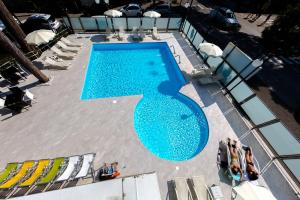 una vista aérea de una gran piscina azul en Hotel San Marco, en Milano Marittima