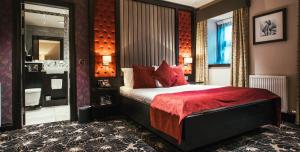 Кровать или кровати в номере The Torrance Hotel