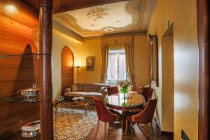 ローマにあるPrestigious Apartment Piazza Navonaのリビングルーム(テーブル、ソファ付)