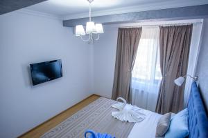 Giường trong phòng chung tại Cosmina Residence