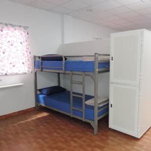 Poschodová posteľ alebo postele v izbe v ubytovaní Albergue-Pensión Cabo da Vila