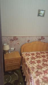 エッセントゥキにあるOrdzhonikidze Street Apartmentのベッド1台、ナイトスタンド(ベッド1台、ランプ付)