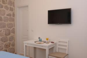 TV a/nebo společenská místnost v ubytování Rilati Old town Palace 1