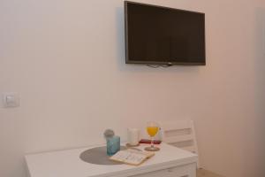 TV a/nebo společenská místnost v ubytování Rilati Old town Palace 1