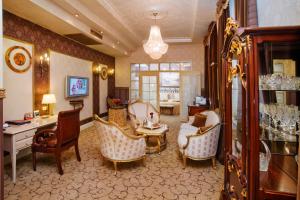 Uma área de estar em Imperial Hotel & Restaurant