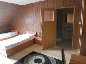 a small bedroom with a bed and a bathroom at Pomorska Zajazd Restauracja in Czaplinek
