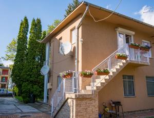 un edificio con escaleras y macetas. en Pelso Apartman en Siófok