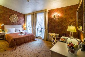 Cama ou camas em um quarto em Imperial Hotel & Restaurant
