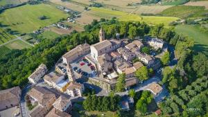 een luchtzicht op een groot landgoed met een gebouw bij Albergo Diffuso Borgo Montemaggiore in Montemaggiore al Metauro