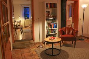 ein Wohnzimmer mit einem Stuhl und einem Tisch in der Unterkunft Alte Pfarre Gudensberg in Gudensberg