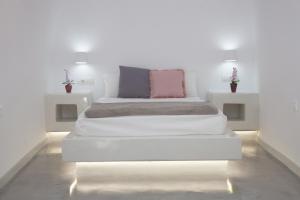 A bed or beds in a room at Lefteris Traditional Rooms