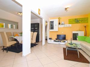 salon z kanapą i stołem w obiekcie Apartments Tereza 1352 w Puli