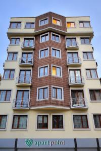イスタンブールにあるKaya Apart Exclusiveの窓とバルコニー付きの高層アパートメントです。
