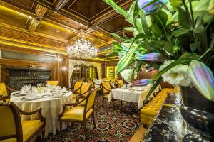 Uma área de estar em Imperial Hotel & Restaurant