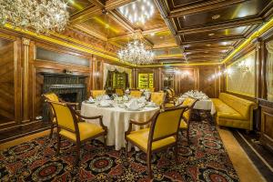 Uma área de estar em Imperial Hotel & Restaurant