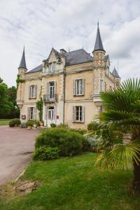 Une vieille maison avec des tourelles en haut dans l'établissement Domaine de La Ferrière, à Châteaubriant