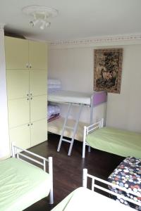 Ce dortoir comprend deux lits et un bureau. dans l'établissement Parisgaja, à Maisons-Alfort