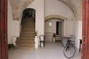 una bicicletta parcheggiata in un corridoio con scala di Palazzo Manfredi - Bed and Breakfast a Monopoli