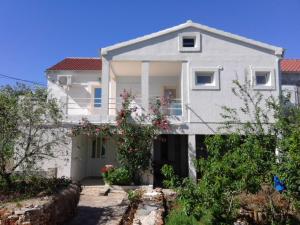 a white house with a garden in front of it at Apartment Ruza in Sali
