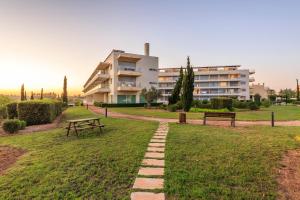 a park with a picnic table and a building at Laguna - Vilamoura in Vilamoura