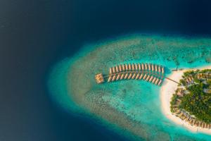 una vista aerea di un'isola nell'oceano di Kudafushi Resort & Spa a Raa Atoll